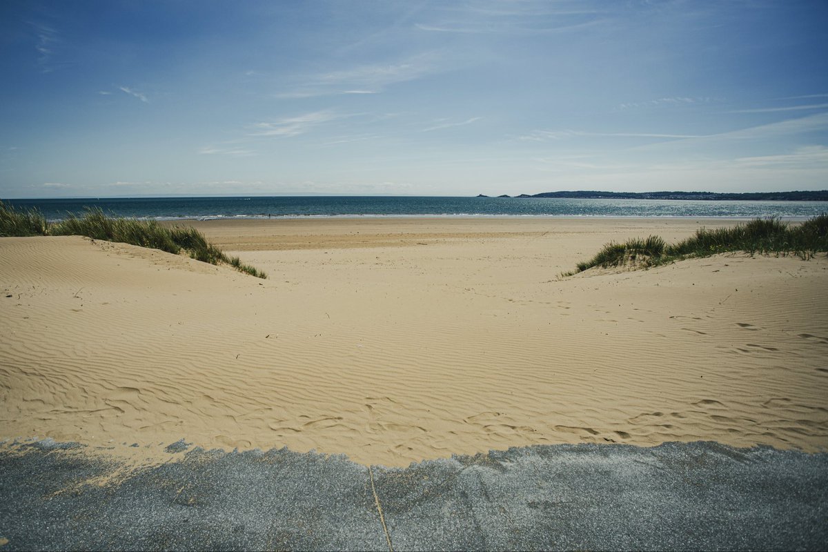 a break in the urban dune, Swansea seafront with the view over to Mumbles 

join me for a photographic tour from the source of the #RiverTawe to the coast of #Gower

#50 from the series ‘from river to sea’

#uk #wales #ThePhotoHour #coast #swanseabay #mumbles #sand #sea #sky