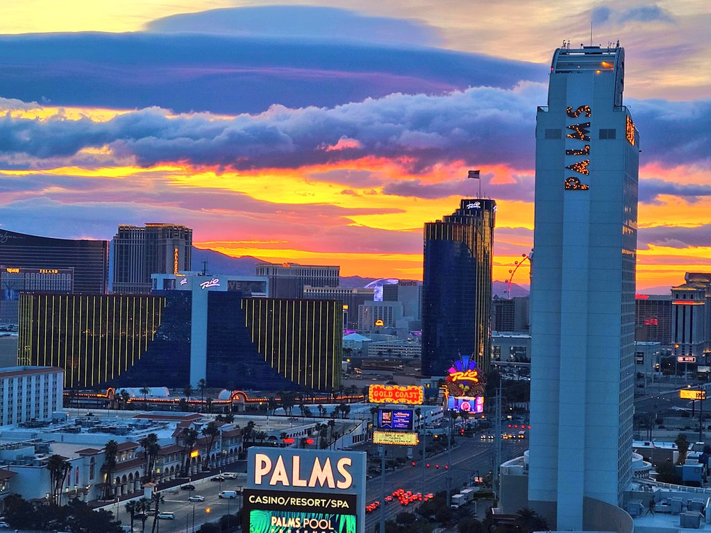 I woke up just in time to catch this colorful sunrise Sunday in Vegas.
#LasVegas