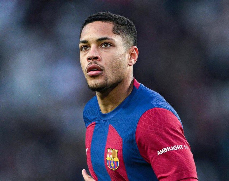 Vitor Roque's agent Cury: 'Everyone saw that against PSG, Barça needed a goal and they could’ve benefited by having another 9'.

'In many games they needed fresh legs up to press... but if Xavi doesn't see it that way, then patience'.

'But we can NOT continue like this'.