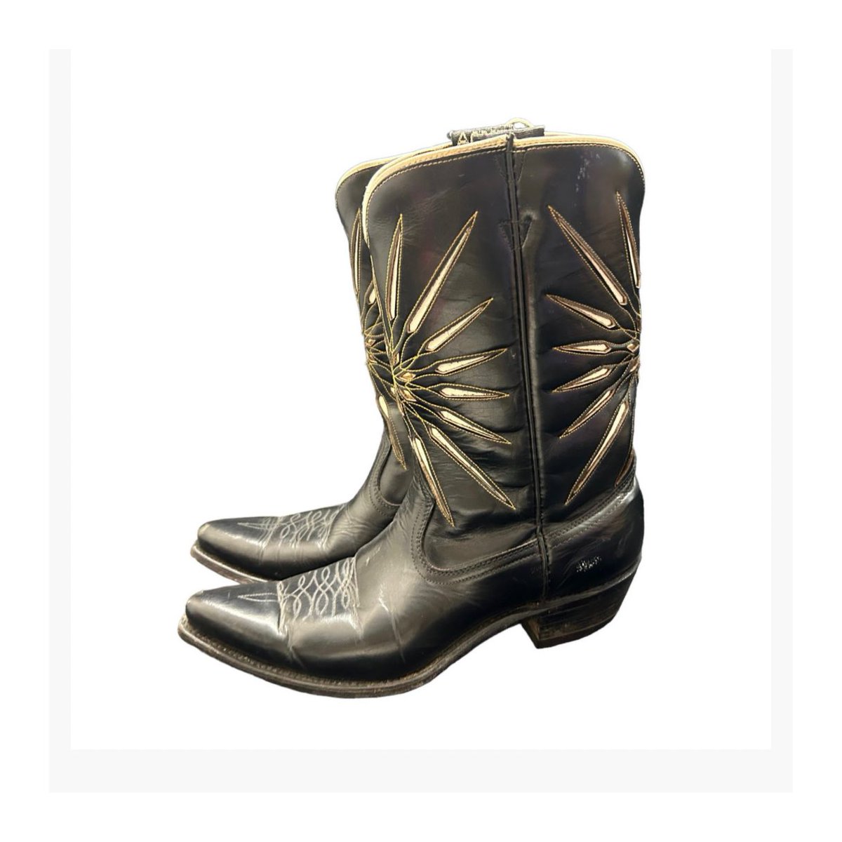 🤠 Take a peek at these groovy 1970s boots by Acme, the reigning kings of cowboy boot production from the 1940s to the 1980s, strutting their stuff in our upcoming Textiles & Fashion Auction on June 5th Further entries welcome 📧 vewart@hansonsauctioneers.co.uk #vintagestyle