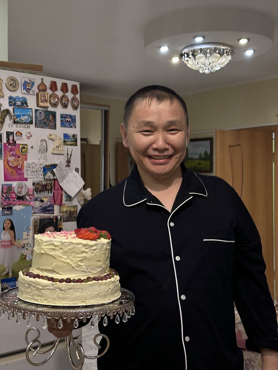 sakhaaiabin's tweet photo. Мой родной брат к 45 годам начал кондитерское дело😅 Теперь он печет тортики и кексы на заказ. Алеша принимает заказы на советские тортики с пышным бисквитом и кремом из чурапчинского сливочного масла и сгущенки,которую он где то специально заказывает😅☺️ https://t.co/svYCwcXfsm