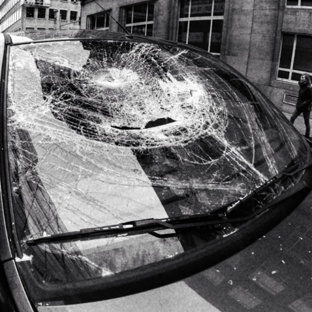 ˢᵐᵃˢʰᵉᵈ! Shattered glass, broken trust. #myphoto #brussels #belgium🇧🇪 #streetphotography #smashed