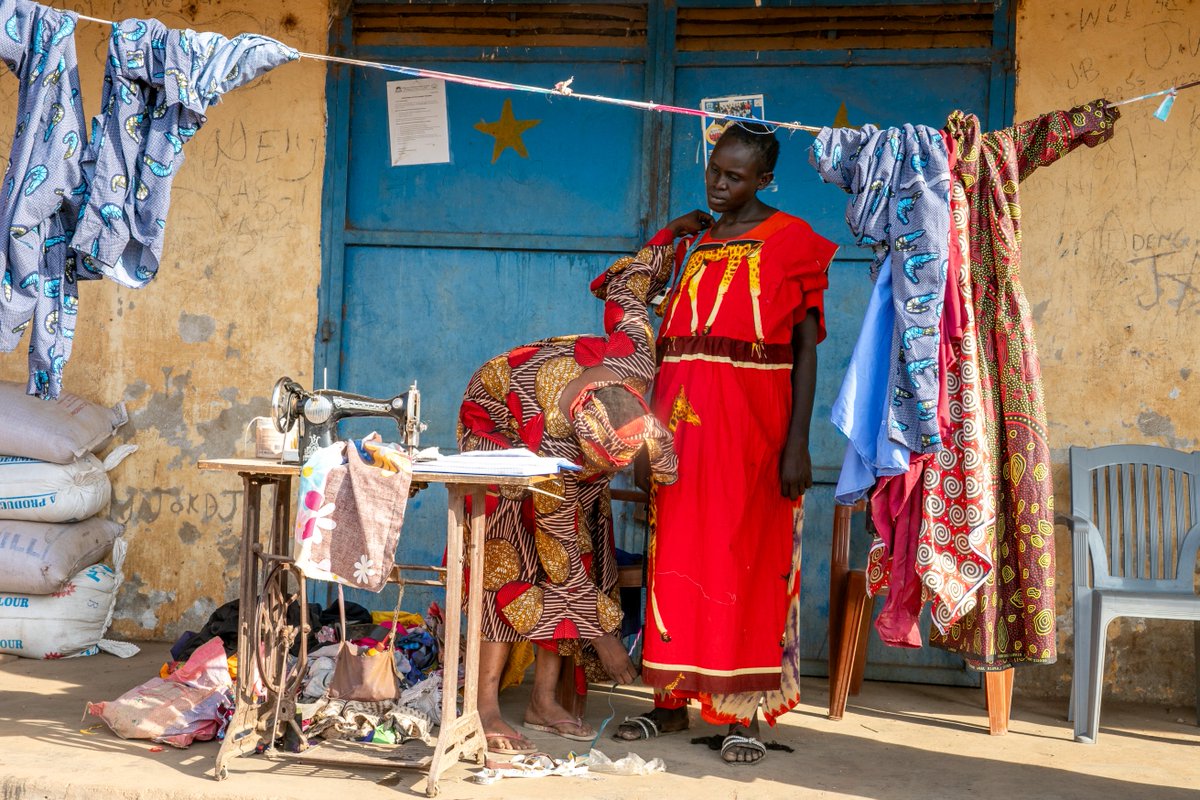 Achol Dut was part of @WFP's Urban Safety Nets program and now has her own shop in Aweil🪡

She received training, cash and a sewing machine to start her business and now she receives clients from all over Aweil who trust her to design and sew their clothes👗👕

#SouthSudan #SSOX