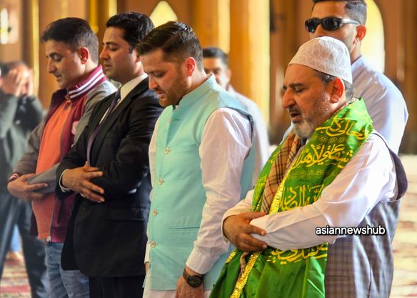 #AltafBukhari along with other #Apniparty leaders offer salah at historic #JamiaMasjid in downtown #Srinagar.