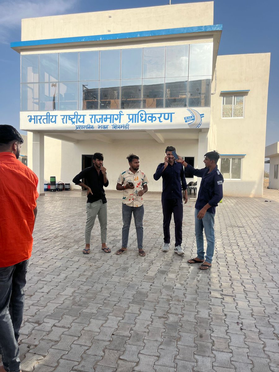 PRGBishnoii's tweet photo. मारत माला टोल सिरमडी ओसियां के वीडियो बताये जा रहे है
दर्शन करने जा रहे थे जातरू 
महिलाओं के साथ मारपीट व एक बुज���र्ग का पैर तोड़ने की सूचना प्राप्त हो रही है
फ़ास्ट टैग से पेमेंट न् लेने पर हुआ विवाद
@RajPoliceHelp संज्ञान ले https://t.co/KFc8Gaer0a