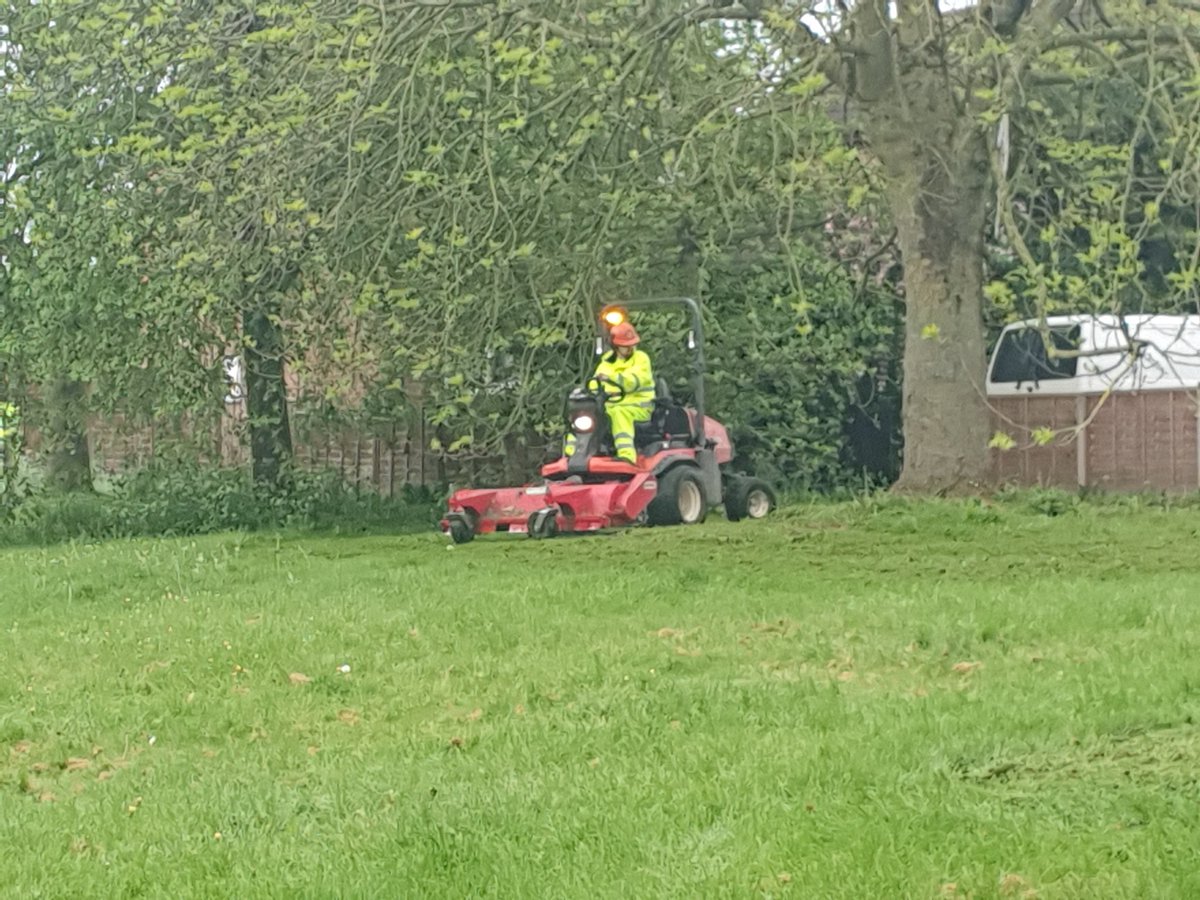 8am on #MayDay #BankHolidayM9nday in #NoMowMay sees #HerefordshireCouncil out mowing &amp; strimming a recently mown grassland that was b4  full of flowers  4 #pollinators #bees&amp; people to enjoy! #BiodiversityCrisis #MenWithMachines <a href="/HfdsCouncil/">HerefordshireCouncil</a> <a href="/HerefordshireWT/">Herefordshire Wildlife Trust</a>