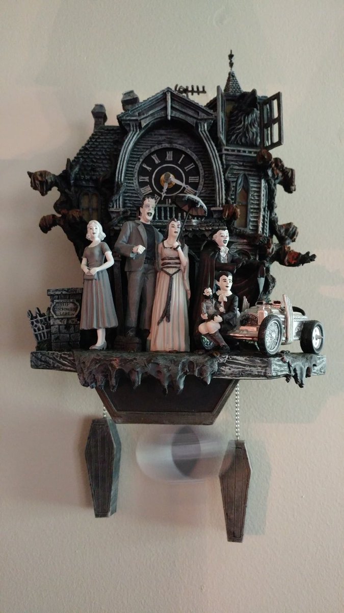 Quiero este reloj de pared que toca la música de los “Munsters” a cada hora😍