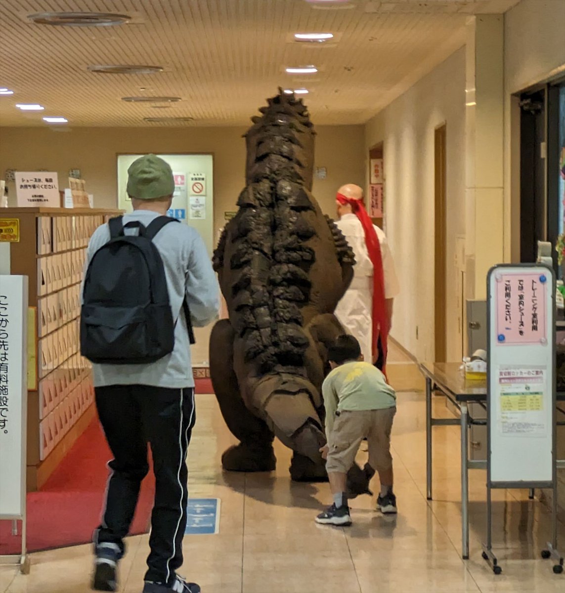 5月5日に行われたJWA東海プロレスに参戦していた剣道家による剣道家自主興行『謎の剣道』露橋大会の写真を。
「超大物」と発表されていたＸは会場入りで環境保全怪獣オードウと判明。
公園で遊んでいた恐竜Ｔシャツの少年もついて来た(笑)
小中学生無料だったら入ってもらえたのに。
#JWA東海剣道