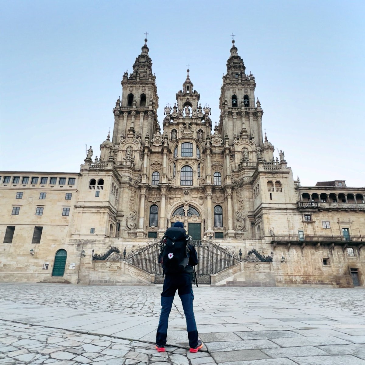 vivecamino's tweet photo. " "Tú y yo, solos".  Muy pocas personas pudieron tomar una foto como esta al atardecer en un Santiago completamente desierto. Fue el periodo covid, lo que nos debería haber enseñado a estar más unidos..."

📷 manuele_d

#caminodesantiago #buencamino #galicia #camino https://t.co/BFhhn43x62