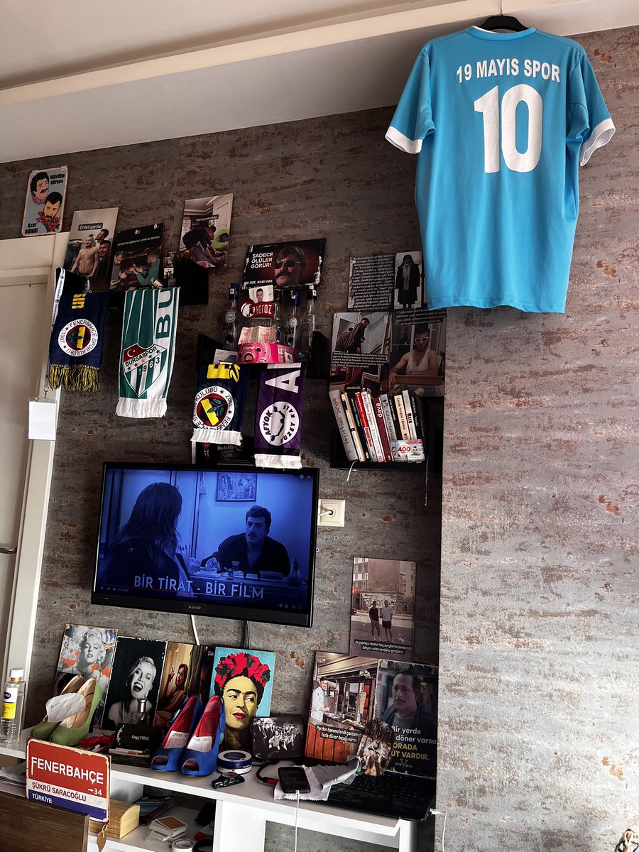 cengizv10's tweet photo. Bir yemek parasıyla kurulacak hayaller var, üstü güllerle dolu içi yanan kabir var ders var kitap var verilecek hesap var kimine müjdeler olsun kimine azaplar var. https://t.co/ZzwpXuhGYG