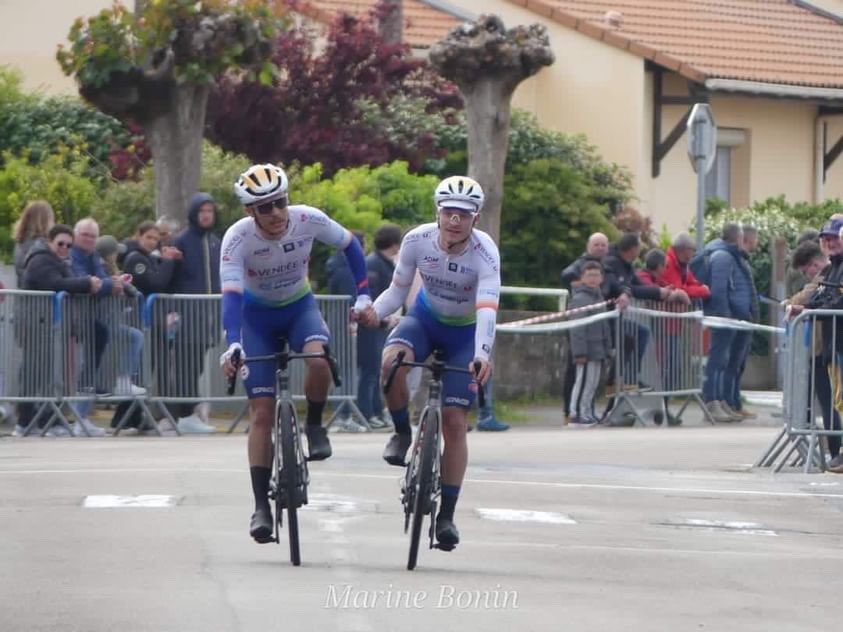 Vendée U Pays de la Loire (@vendee_u) on Twitter photo Pour bien commencer la 𝗦𝗘𝗠𝗔𝗜𝗡𝗘 👍
Ce week end, c’était l’occasion pour certains de nos coureurs d’aller sur la classique de Pornic.
<a href="/matheobarusseau/">Mathéo Barusseau</a> et <a href="/LucasGrolier/">Lucas Grolier</a> se sont bien battus, Ils terminent respectivement 2️⃣ et 3️⃣e.
#govendeeu 👊
📸 <a href="/ju_grolier/">Julie Grolier</a> / marine.bnn04 Pour bien commencer la 𝗦𝗘𝗠𝗔𝗜𝗡𝗘 👍
Ce week end, c’était l’occasion pour certains de nos coureurs d’aller sur la classique de Pornic.
<a href="/matheobarusseau/">Mathéo Barusseau</a> et <a href="/LucasGrolier/">Lucas Grolier</a> se sont bien battus, Ils terminent respectivement 2️⃣ et 3️⃣e.
#govendeeu 👊
📸 <a href="/ju_grolier/">Julie Grolier</a> / marine.bnn04