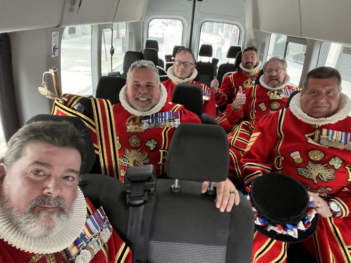 A year today we were on a bus to the #Coronation ⁦@ravenmaster1⁩ ⁦@beefeater407⁩ ⁦@pryme32⁩