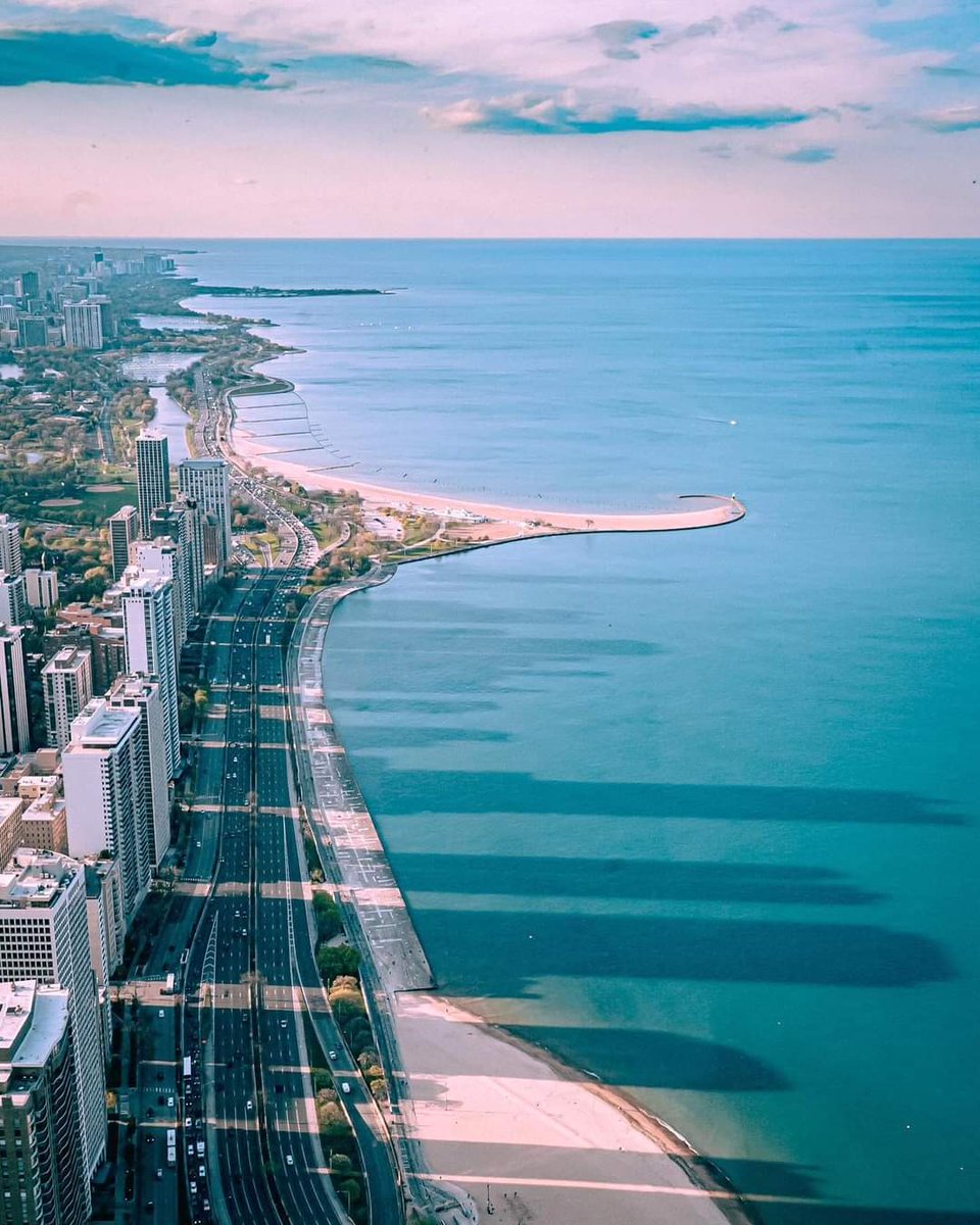 Chicago 🇺🇲 
94th floor  v i e w s 

📸 @famxcaptures

#conexaoamerica
#artofchi
#chi_shooters
#chicago
#chicagoexplore
#chicagofeatured
#chicagoinfocus
#chicagophotography 
#chilenscrafters 
#epic_chicago 
#igerschicago
#insta_chicago
#intheloopchi
#lifeatchicago
#lifeofchicago