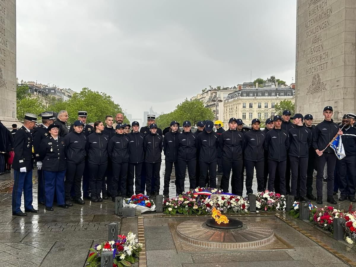 Un moment solennel pour nos jeunes cadets de la Gendarmerie du Finistère qui ont participé au ravivage de la flamme du soldat inconnu et déposé une gerbe. #Respect #CadetDeLaGendarmerie