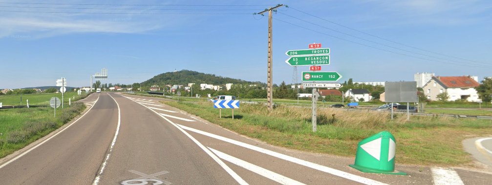 🪧🟢 T'as voulu voir des #panneauxverts... En route pour Vesoul (Frotey-lès-Vesoul plus exactement), avec ces panneaux dont l'un indique la direction de Troyes, à 206 km par la N19, quand on vient de Lure ou Belfort... (6/31)