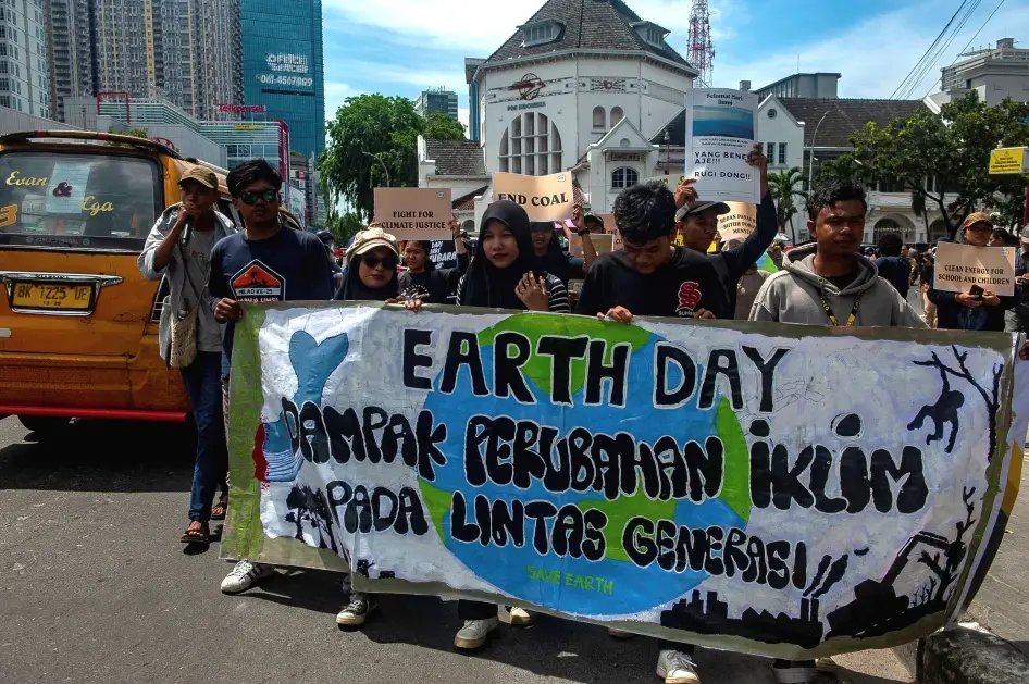 Di Jakarta, @ASEAN sedang selesaikan deklarasi soal perlindungan lingkungan hidup. Draft tsb perlu masukkan hak asasi manusia, pertanggungjawaban perusahaan serta hak masyarakat adat akan sumber daya dan wilayah mereka hrw.org/id/news/2024/0…