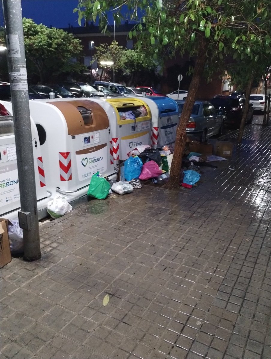 HaroJosep's tweet photo. @ajpremiademar a mi no em volgueu fer creure q els nous contenidors tenen la mateixa capacitat q els vells. @324cat pq no veniu a cobrir la pessetada q s'han gastat a #premiademar en contenidors intel•ligents per acabar tenint la brossa al terra? Ja veureu quan comenci la calor https://t.co/W6o6hr0nJZ