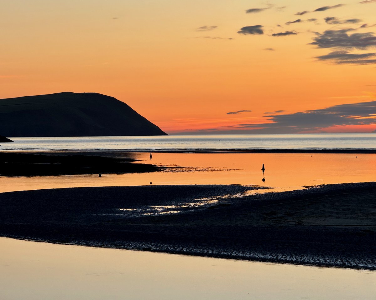 Wonderful Saturday #sundowner at @NewportBoatClub in #NewportPembrokeshire with this view🧡

@ItsYourWales @StormHour @thephotohour
@visitpembs @W4LES @WalesCoastPath
#newportpembs #parrog #theparrog