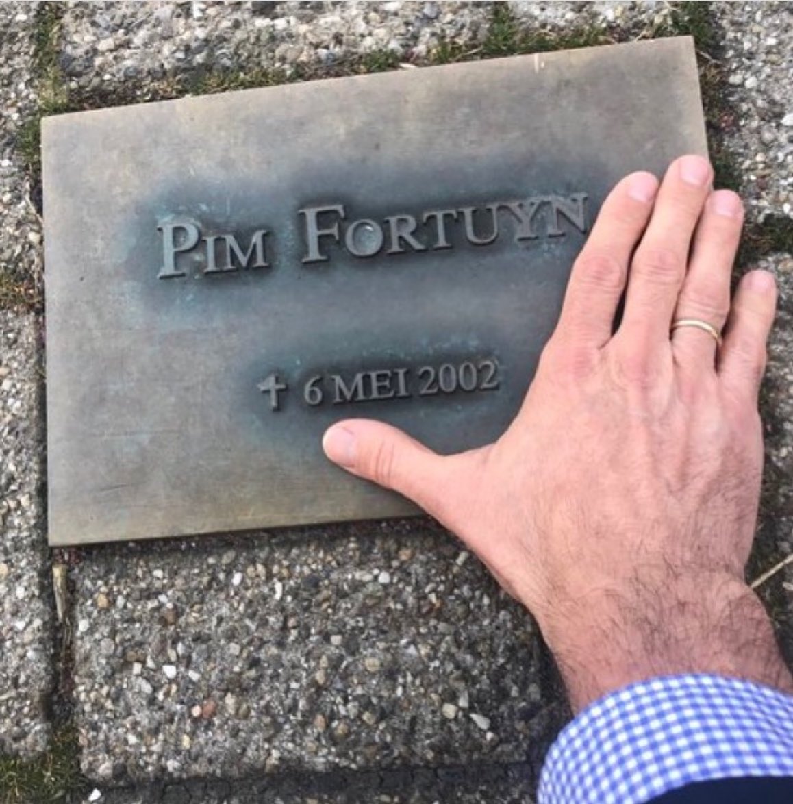 22 jaar geleden werd Pim #Fortuyn laf vermoord toen hij in #Hilversum een radiostudio verliet… De moordenaar loopt ondertss al weer even vrij rond. Als ik in de buurt ben, groet ik Pim altijd even symbolisch uit respect en dank voor wat hij voor ons ideeëngoed heeft betekend…