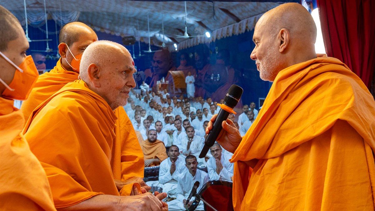 HH Mahant Swami Maharaj's Vicharan: 05 May 2024, Sarangpur, India gfrc6.app.goo.gl/nNeu