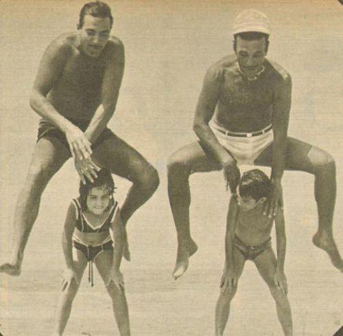 1967, İstanbul. Ayhan Işık ve Sadri Alışık, Kilyos`ta çocuklarıyla oynarken.