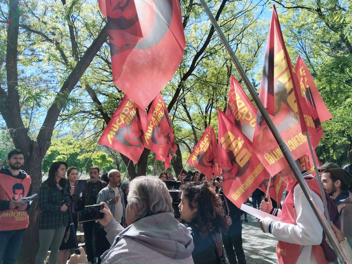 Denizleri anma programımız sloganlarla, şiirlerle devam ediyor. Deniz Yusuf ve Hüseyin'in mezarları başında son mektupları okunup mücadelelerinin hala yaşadığı vurgulanıyor.

Denizlere Sözümüz Devrim Olacak!

#6Mayıs1972 #DarAğacındaÜçFidan #DenizYusufHüseyin