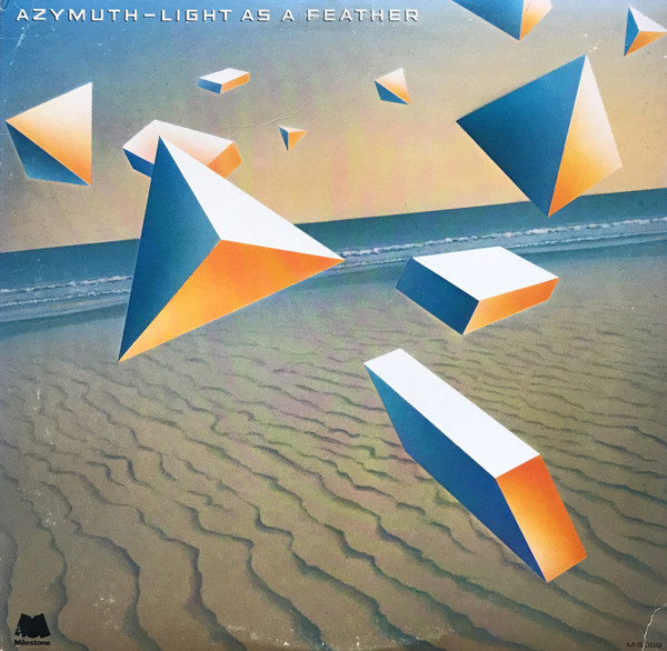 Azymuth ”Light As A Feather” '79 milestone nagataさんTWを見て三十数年ぶりにレコード　コレクターズを買う 何をフュージョンと呼び何をフュージョンと呼ばぬかはひとそれぞれだが めちゃ驚いたのはベスト100にアジムスが4枚もあったこと 一枚もまともに聴いたことがないので今聴いている ぐぬぬ🫠