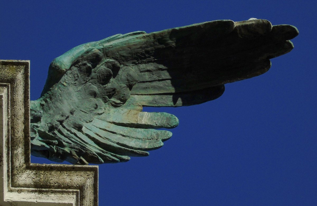 @caputmundiHeidi @caputmundiHeidi Questa invece non è angelica, ma vittoriosa: Wings in Rome fuorimag.it/angels-of-rome/