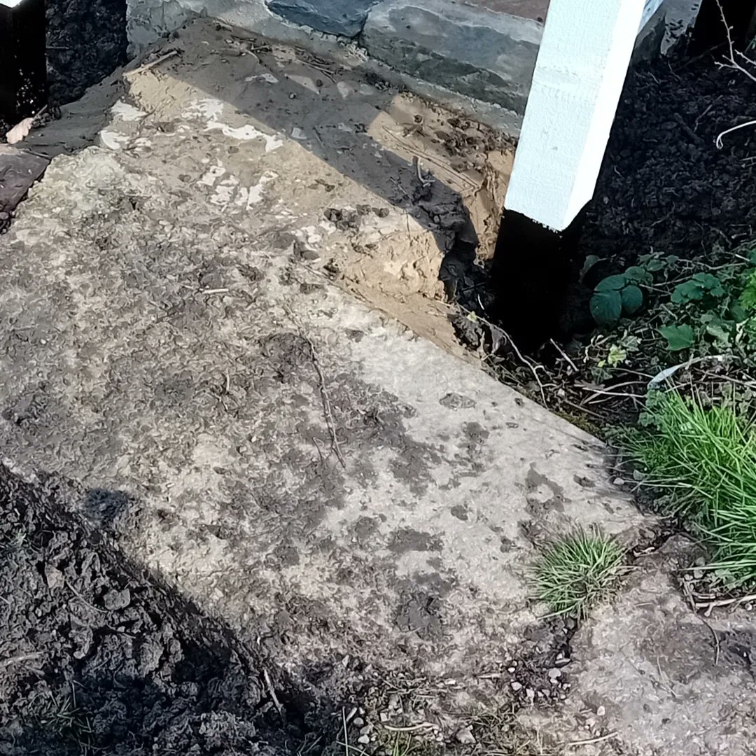 mouse_workshop's tweet image. Continuing with the garden renovation, I put down a brick entrance by the gate. I started by levelling the ground and pouring a concrete base. I need to enclose the bricks with a low sleeper wall and then onto the rest of the path! #gardenrestoration #brickpath