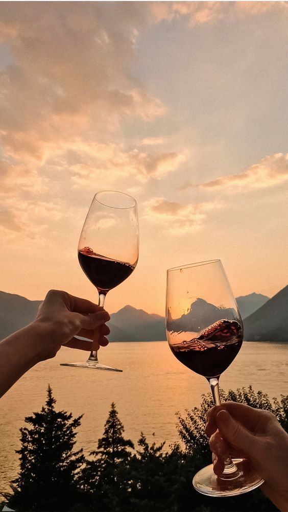 The sunset is so beautiful, the perfect backdrop for a drink. 🌆🍷

#SunsetViews #Web3  #Web3gaming  #cryptocurrency  #CryptoCommunity