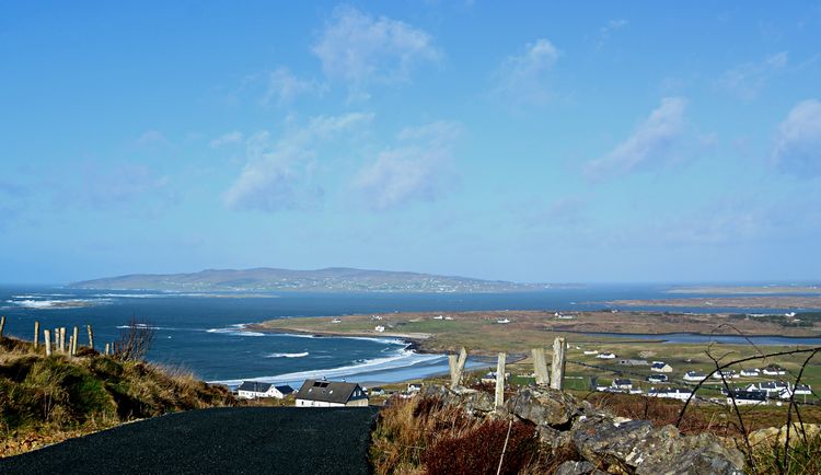Good morning from beautiful #Donegal ♥ 

Today's #GoodMorning photograph is the view down to #Maghery near #Dungloe and with #Arranmore Island on the horizon.

#Ireland #scenery #views #roads #beaches #WildAtlanticWay #skies #clouds 
@ThePhotoHour