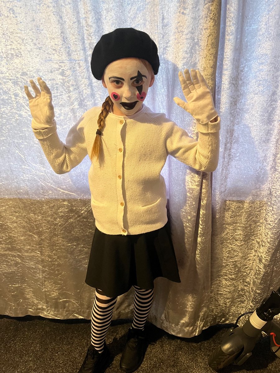 ShellEllis's tweet photo. JNR Sheppey Princess Delilah is ready for her 10 mile sponsored walk with Sheppey Court today, from Minnus bay to Reculver Towers and back xx 
@QueenboroughSN https://t.co/P34QcRFfuQ