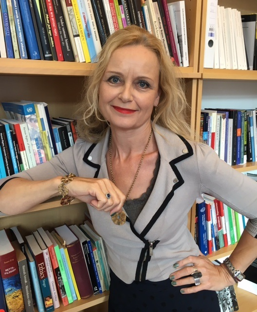 Filosofifestiva's tweet photo. Hvordan leve sammen?
På Filosofifestivalen fredag 31. mai kl. 15:30 kan du høre forfatter Olaug Nilssen i samtale med professor i filosofi Inga Bostad rundt temaet: «Rettferdighet, annerledeshet og ubehag».@Filosofifestiva  @olaugnilssen @IngaBostad https://t.co/SZTBD9Scbt