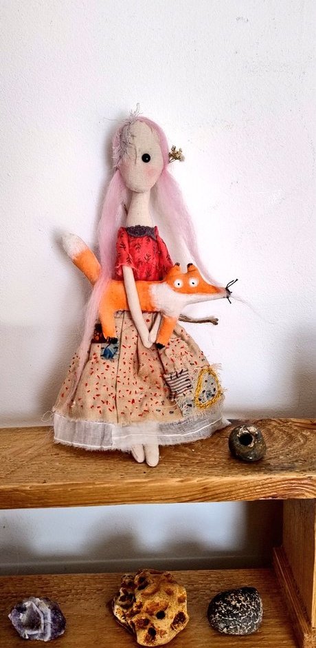 This little fox is hanging out with his lovely pink hair friend. They are handmade, inspired by folk art dolls and ready to be displayed on your walls. Available on Big Cartel littlebirdofparadise.bigcartel.com/product/pink-h… #MHHSBD #CraftBizParty