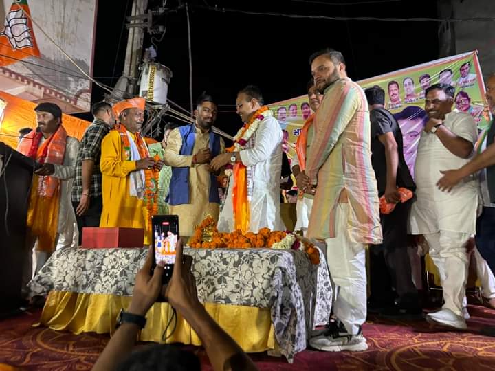 उत्तरपूर्व लोकसभा क्षेत्र में कल राजस्थान के मुख्यमंत्री भजनलाल शर्मा जी के साथ मनोज तिवारी जी को तीसरी बार सांसद बनाने के लिए और नरेंद्र मोदी जी को तीसरी बार प्रधानमंत्री बनाने के लिए भगवान रूपी जनता से वोट के रूप में आशीर्वाद माँगा।।

भजनलाल शर्मा जी जो आज राजस्थान के…