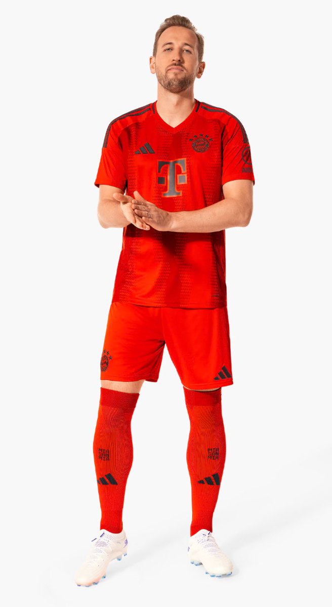🟥| @FCBayernEN Home 24/25

A trio of red shades for this dominating look, incorporating a vertical striped look with Bavarian diamonds in the details.

A strong look for the German side.