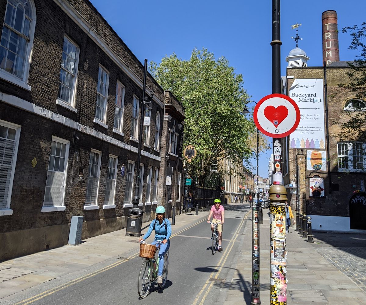 Fancy a walk? Join Martyn Evans, creative director of LandsecU+I will lead a walking tour of #Spitalfields and Brick Lane. The area has been in a constant state of change, a refuge for both #Jewish and #Bangladeshi communities. @landsec_uandi BOOK HERE buff.ly/3wpqGDz
