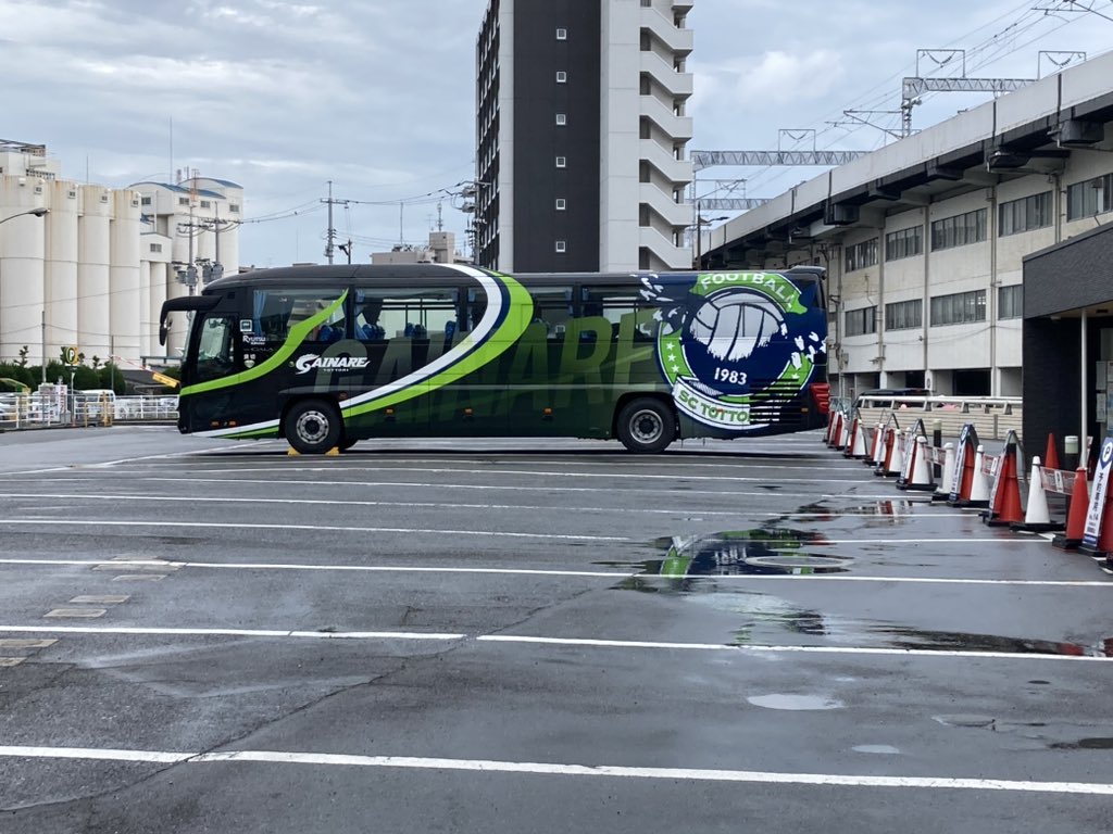 ガイナーレ鳥取のバス発見。カラーリングがカッコいい。