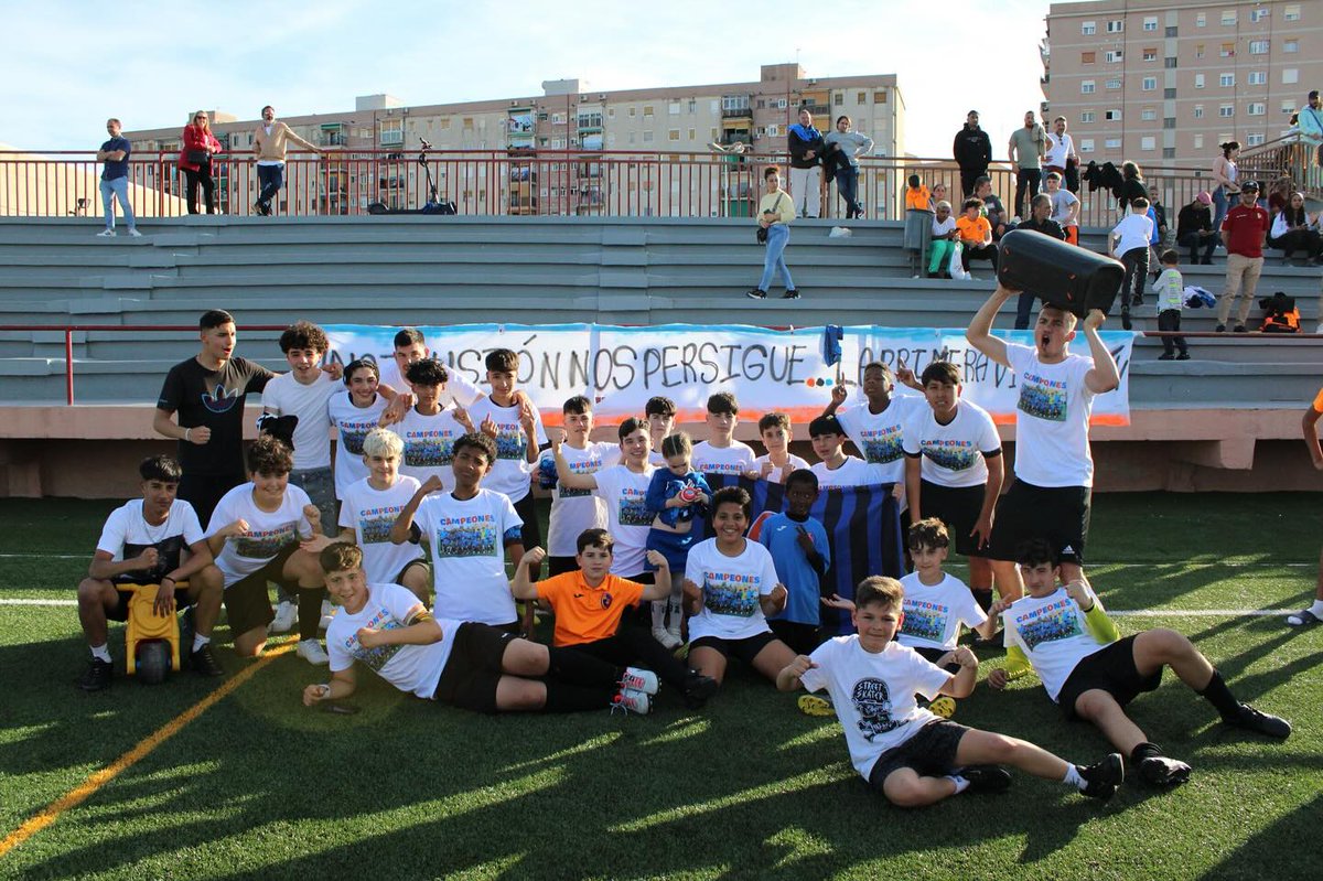 ⚽️🏆Enhorabona a tot l'equip infantil del @CE_SantAdria  campió de lliga de la seva categoria.

Sou uns cracks!! 👏👏👏

#OrgullAdrianenc #EsportsSAB