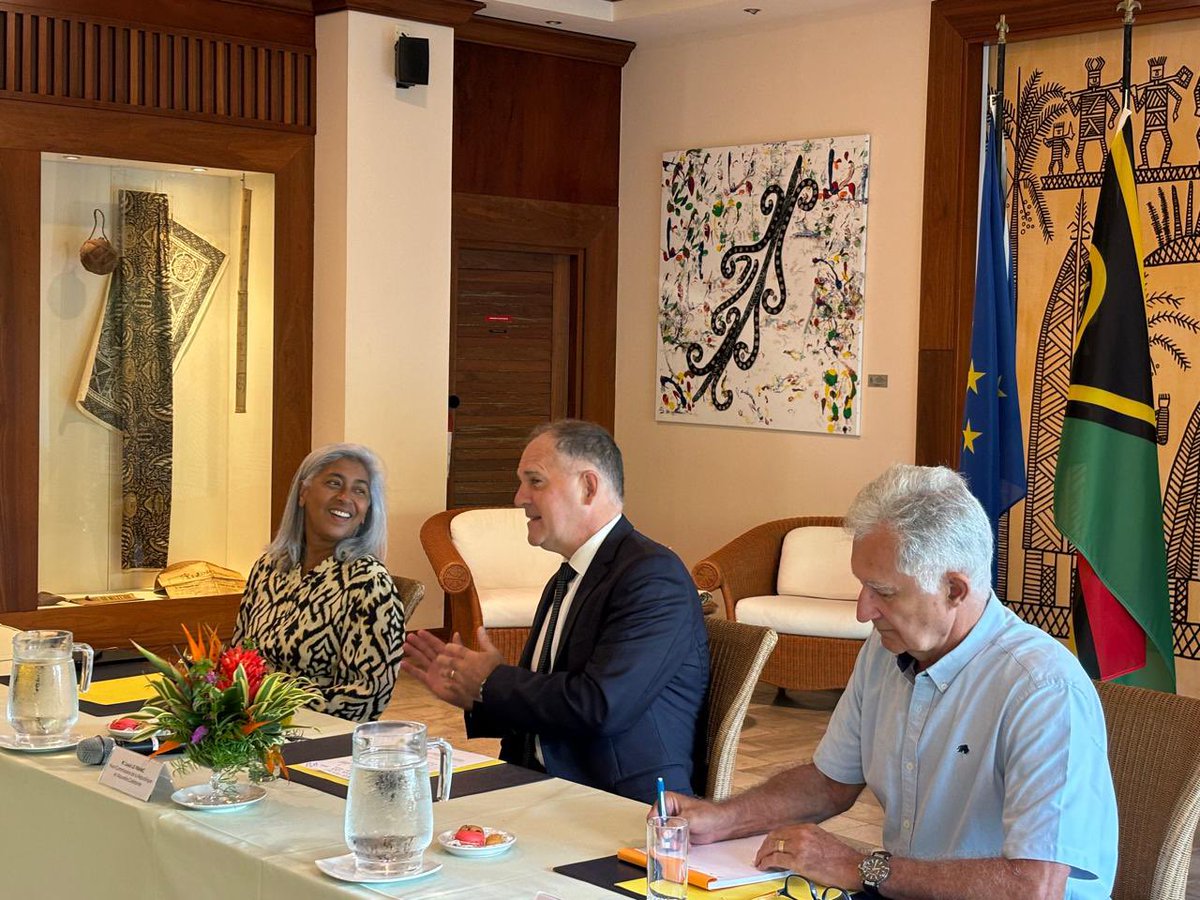 🔵 Visite officielle : le haut-commissaire Louis Le Franc, et l'Ambassadrice pour le Pacifique, Véronique Roger-Lacan, ont reçu ce matin Ralph Regenvanu, le ministre du changement climatique de la République du Vanuatu 🇻🇺 #coopération #pacifique