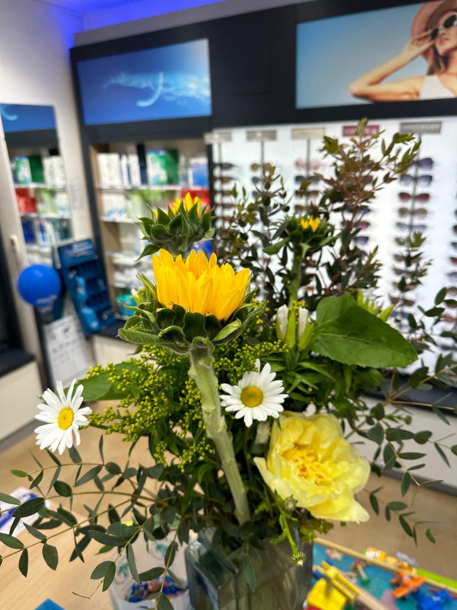 #LundiFleuri 🍀🌸 #LundiMotivation 

Bonne journée et bonne semaine ! 😉👌 Prenez bien soin de vous et de vos proches ! 

Olivier Marx et son équipe
#Opticien à #Paris15 🔹 #Paris 

💐 Atelier floral #jepenseauxfleurs 🇨🇵