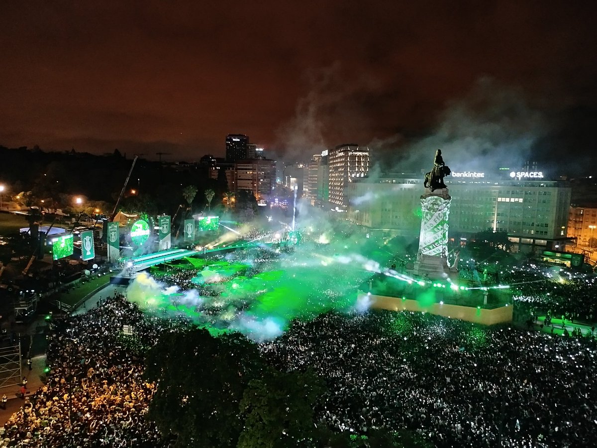 Domingo de madrugada, sem aviso prévio, ou seja, quase só pessoal de Lisboa e perto de Lisboa. Merecíamos ter tido uma festa mais nacional, organizada com pessoas de várias locais a terem tempo de vir para festejar.  Enormes 💚