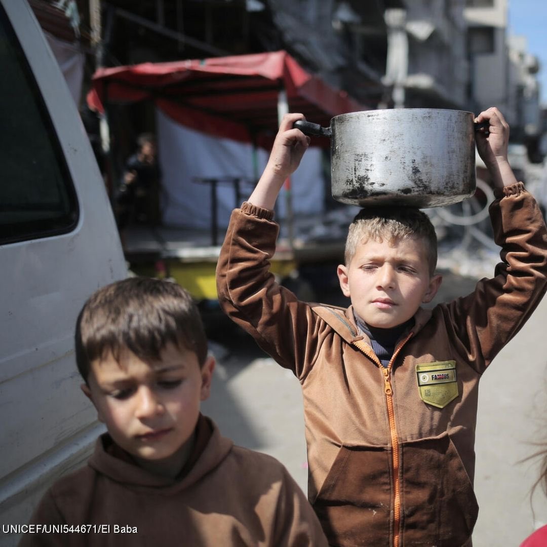 Gazze'de maalesef durum gün geçtikçe kötüleşiyor. 17 Nisan güncel raporuna göre UNICEF, 15 binin üzerinde yüksek enerji içeren acil durum malzemesi, yaklaşık 4 bin karton kullanıma hazır tedavi edici gıda ulaştırdı. Bunlar ihtiyaçların çok ufak bir kısmı. bagis.unicefturk.org/gazze-krizi
