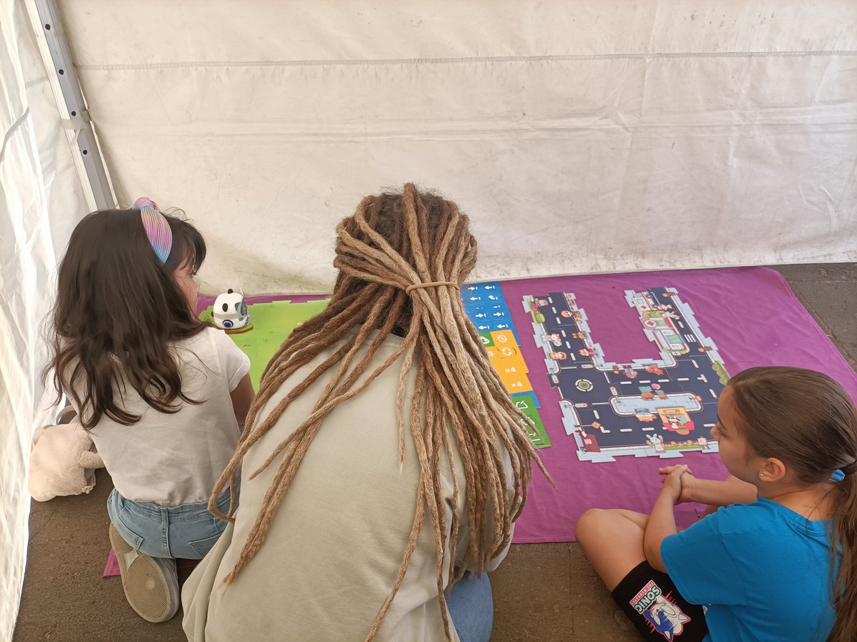 Este pasado 4 de mayo hemos participado en las I Jornadas de Convivencia Educativa de Tacoronte👨‍👩‍👧‍👦 con el stand “Trabajando con algoritmos”🔢 con el proyecto Educativo PiensaComputacionULLmente.💻🤖
#Ayuntamientodetacoronte