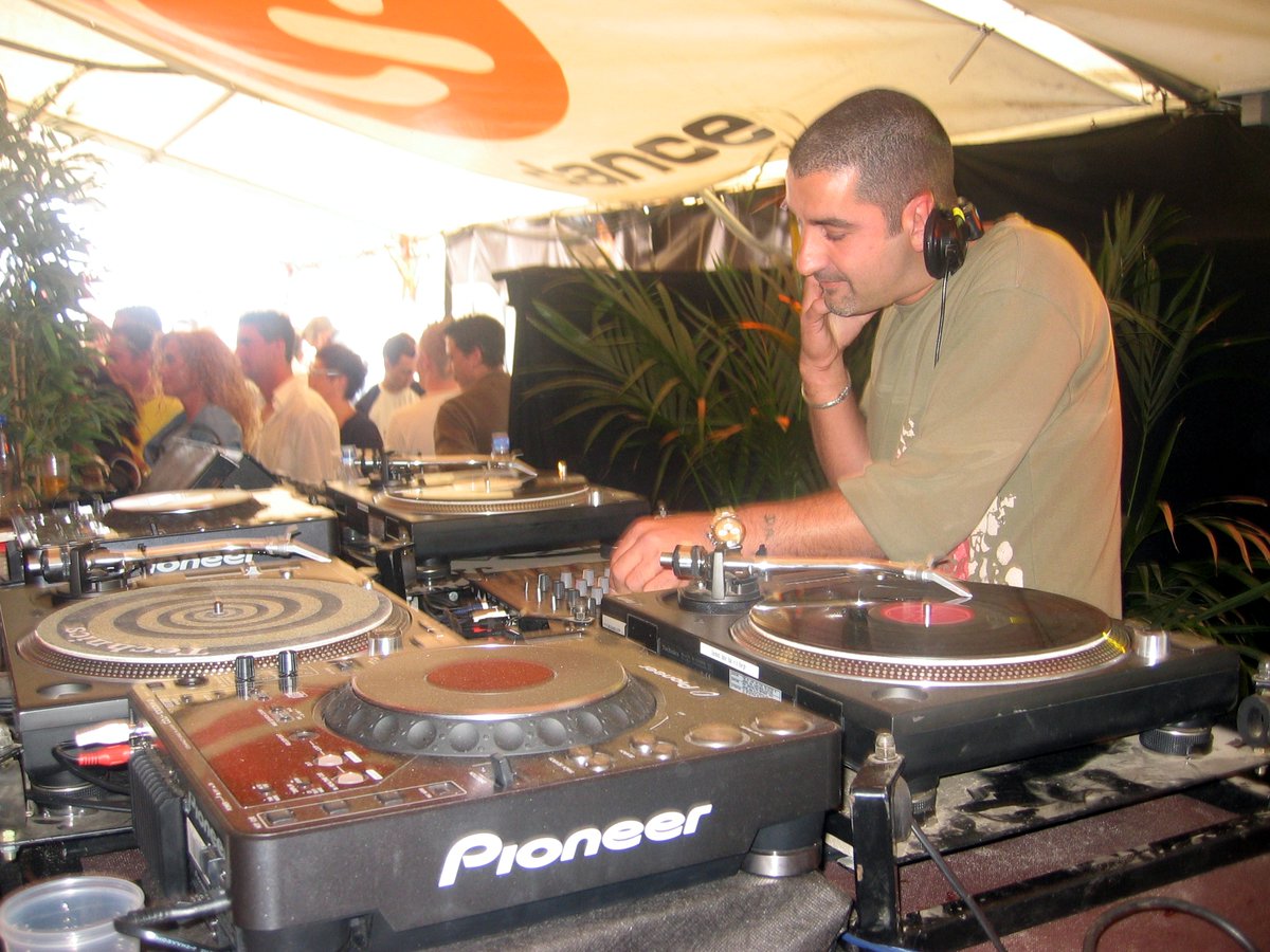 #throwback Can you imagine that every DJ used to bring their own Vinyls to a festival? 💿👀