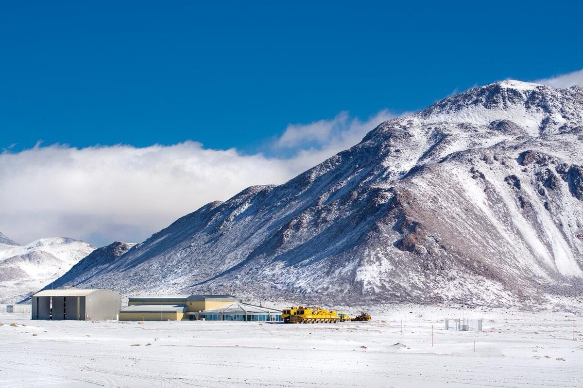 ESO_Italy's tweet photo. Nonostante sia uno dei posti piú aridi della Terra in termini di precipitazioni annue, il deserto di Atacama e alcune zone come l'altopiano del Chajnantor a 5000 m di altezza si presentano talvolta ricoperti di neve.

@almaobs 

#ESOItaly #osservatorioalma #deserto #atacama https://t.co/SF8hk2Ichq