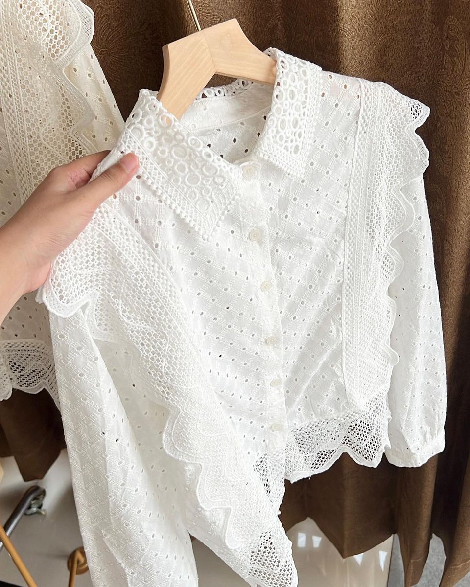iyasudadeh_'s tweet photo. nemu blouse yg modelnya cakep bgt kek gini, bisa dipake buat hangout juga😭👍🏻 https://t.co/L9kSVcLu7u