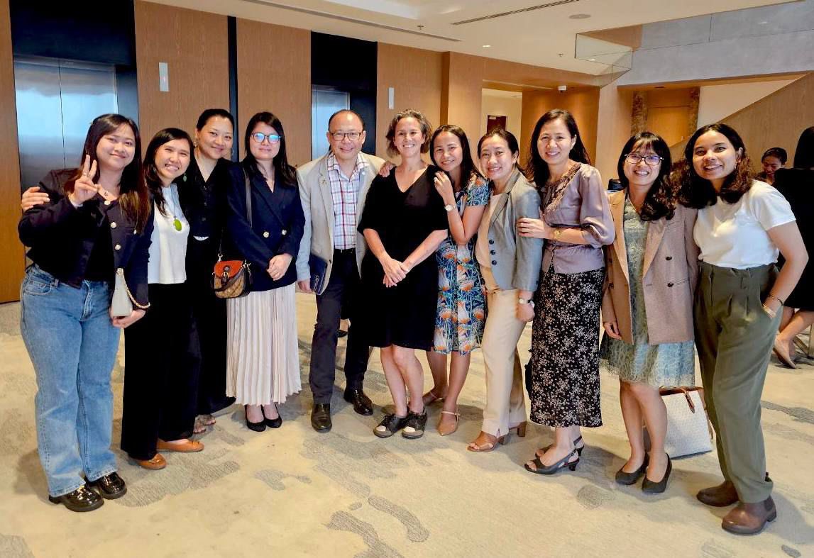 Was great to catch up last week with some of our talented @AustraliaAwards alumni, as well as @GIWLANU visitors @shellkryan and @EliseInTheWoods who are running a series of gender equality workshops in Phnom Penh.