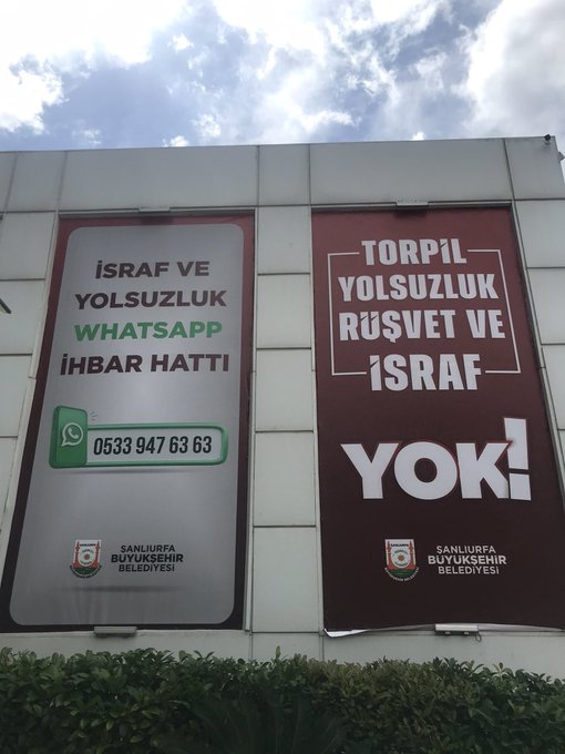 AK Parti'den YRP’ye geçen Şanlıurfa Büyükşehir Belediyesi’nin yeni afişleri. 'Torpil yolsuzluk rüşvet ve israf yok!'