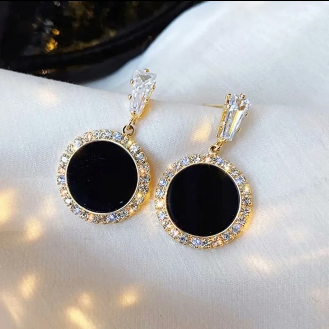 Make a statement with these stunning black and gold earrings that add a touch of luxury to any outfit 💛

🌐 gliimgloww.in

#makeastatement #luxuryjewelry #blackandgoldstyle #elegantaccessories #gliimgloww #earrings #westernjewelry #westernfashion